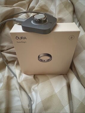 Oura Ring 4 in Silver with Gray Charger - Size 8